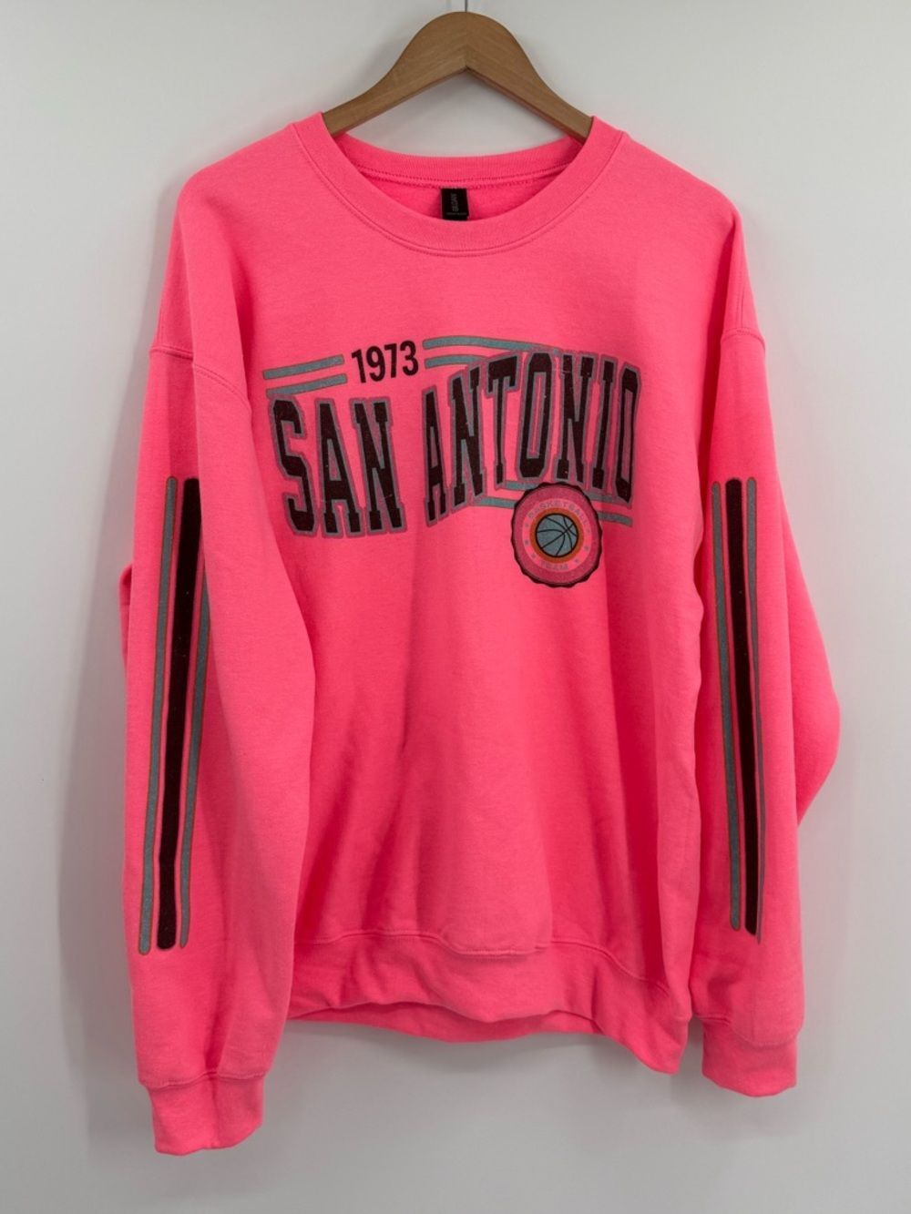 Gildan San Antonio Spurs Basketball Vintage Crewneck Sweatshirt | Pink | Large